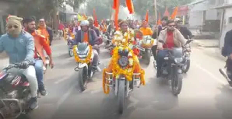 महाकुंभ 2025 : दो हजार किलोमीटर की अनोखी यात्रा पर बुलेट से निकलीं महंत