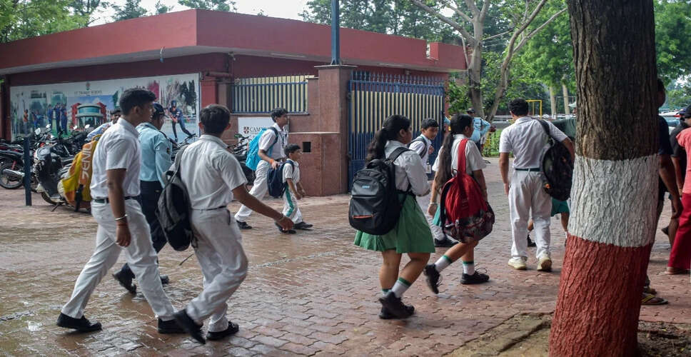 दिल्ली के स्कूलों में बम की धमकी से मची अफरा-तफरी
