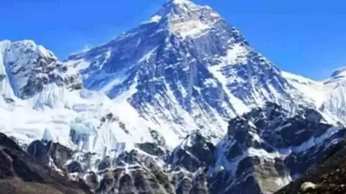 माउंट एवरेस्ट पर बर्फीले तूफान से फंसे लोगों का बचाव अभियान जारी