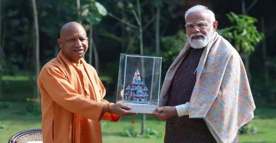 सीएम योगी ने पीएम मोदी को भेंट की गुलाबी मीनाकारी से बनी राम मंदिर की अनुकृति