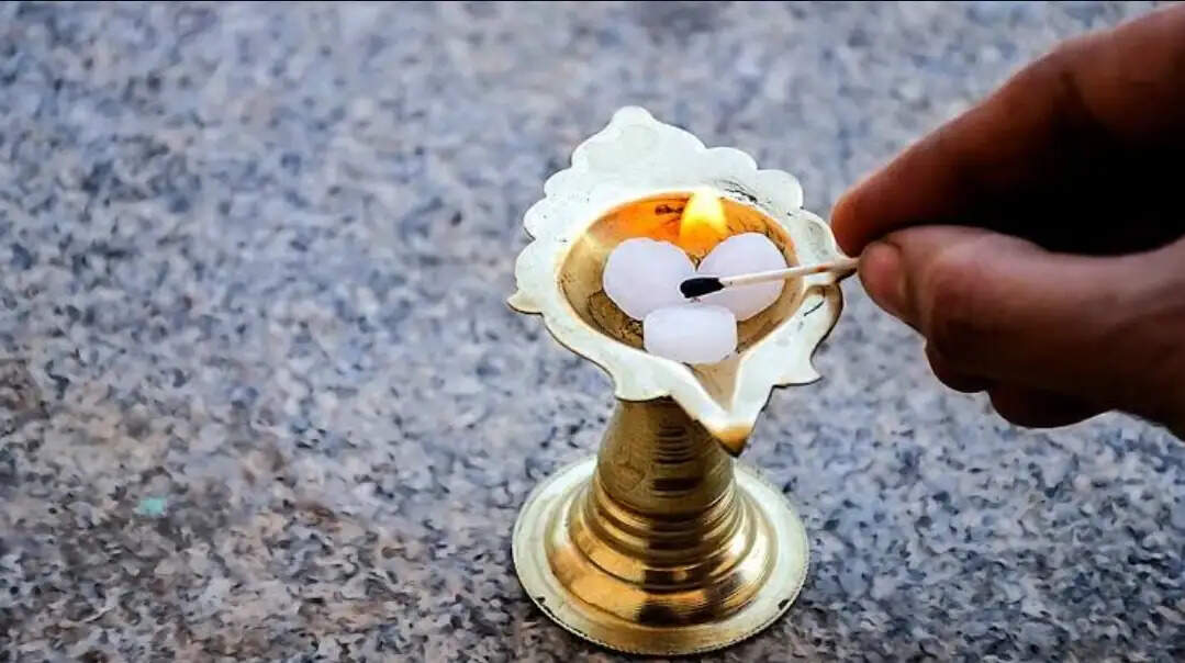 कपूर के अद्भुत उपाय: धन और समृद्धि के लिए सरल टोटके