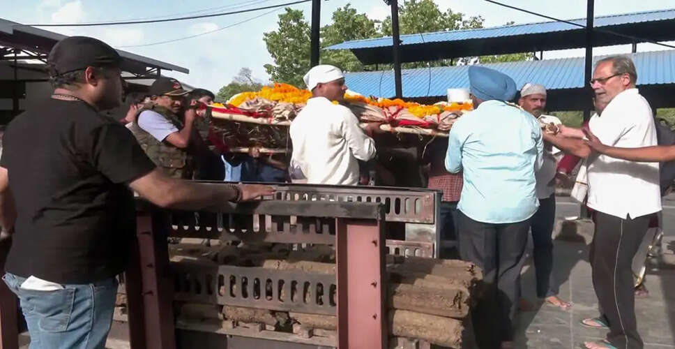 ट्विशा शर्मा का अंतिम संस्कार: माता-पिता का दिल दहला देने वाला दृश्य
