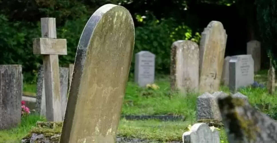 महिला की कब्र से आई चीखें: क्या गलती से जिंदा दफनाई गई थी?