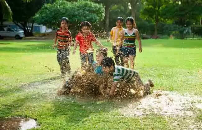 बच्चों के लिए मिट्टी में खेलने के अद्भुत लाभ