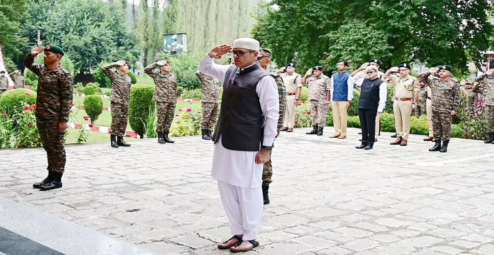 जम्मू-कश्मीर में आतंकवादियों के खिलाफ ऑपरेशन में शहीद हुए दो सैनिकों को श्रद्धांजलि
