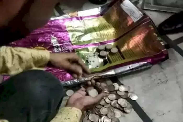 बदायूं में छप्पर से चांदी के सिक्कों की बारिश, लोगों में मची होड़