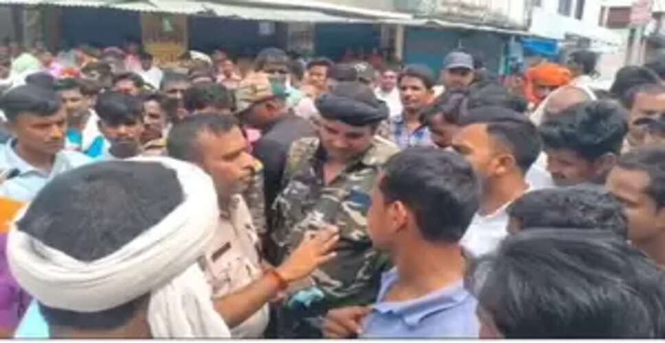 चतरा में पेड़ से लटका मिला सामाजिक कार्यकर्ता का शव, गुस्साए लोगों ने किया सड़क जाम