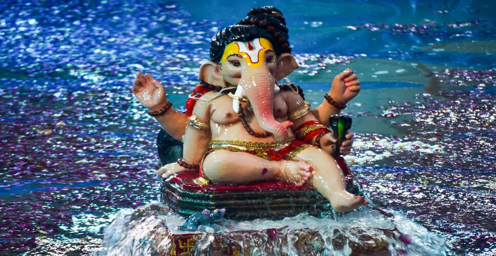 मुंबई में गणेश विसर्जन के दौरान बम की धमकी, पुलिस ने बढ़ाई सुरक्षा