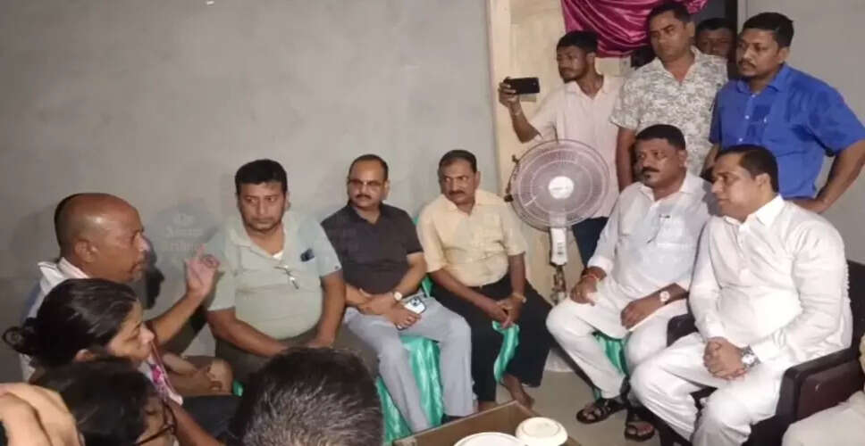 नलबाड़ी में छात्र नेता की हत्या के बाद राजनीतिक नेताओं का परिवार से मिलना