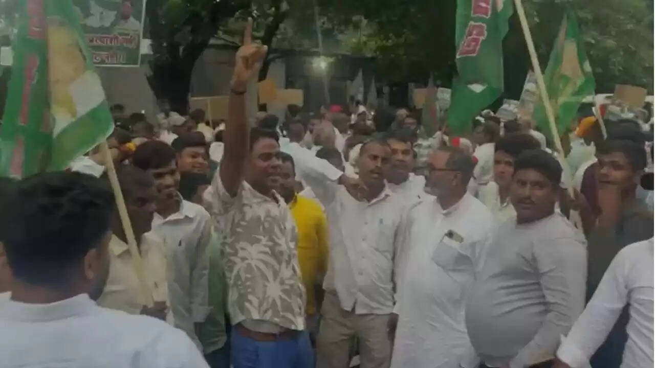 बिहार में आरजेडी कार्यकर्ताओं का विधायक के खिलाफ प्रदर्शन, लालू-राबड़ी के आवास पर हंगामा