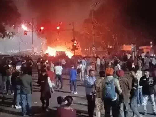 दिल्ली में लाल किले के पास कार धमाका: 10 मृत, 24 घायल