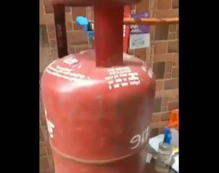 एलपीजी से कपड़े प्रेस करने का अनोखा जुगाड़
