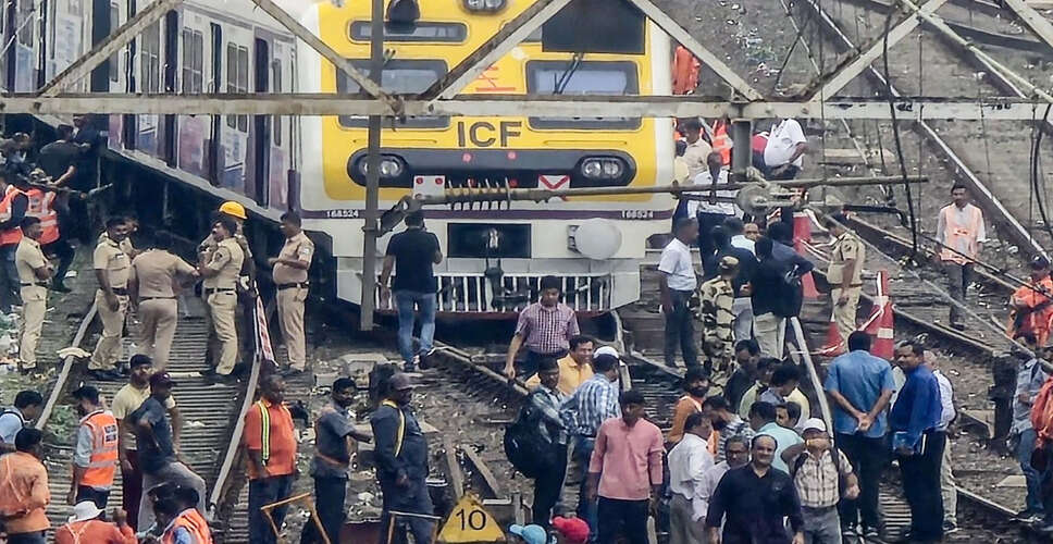 मुंबई में लोकल ट्रेन सेवाओं में बाधा, पटरी में दरार के कारण देरी