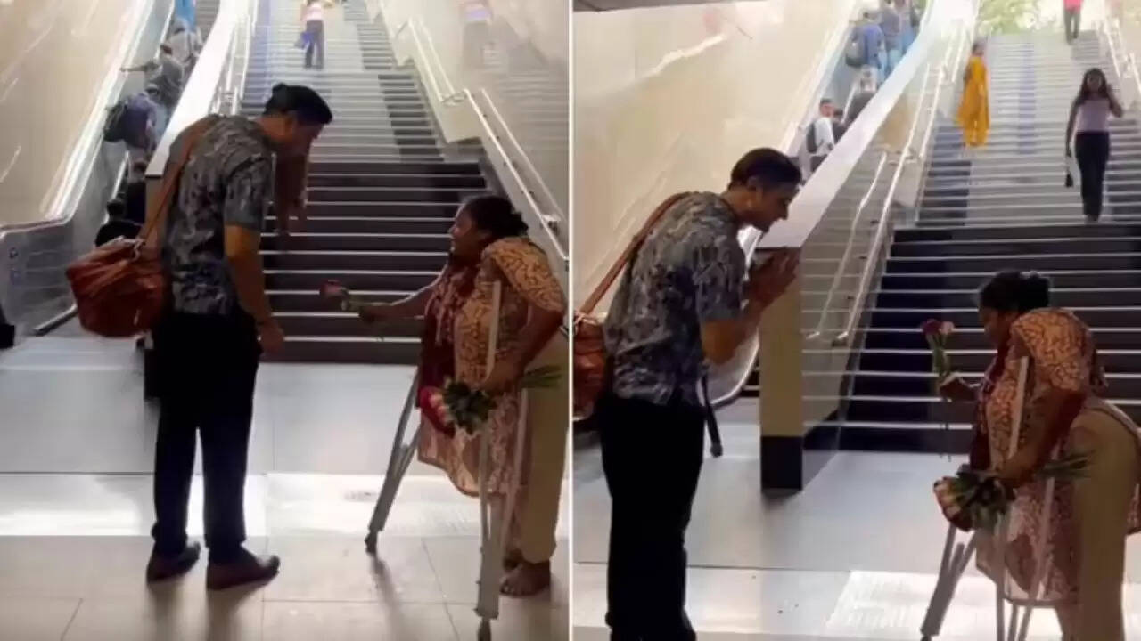 दिल्ली मेट्रो में फूल बेचने वाली आंटी का दिल छू लेने वाला वीडियो