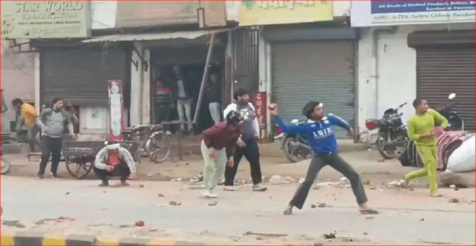 फरीदाबाद में दिनदहाड़े पथराव, पुलिस की तैनाती से बढ़ी सुरक्षा