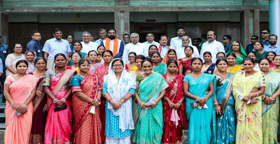 बिहार चुनाव में महिला मतदाताओं की भूमिका: नीतीश कुमार की नई योजनाएं