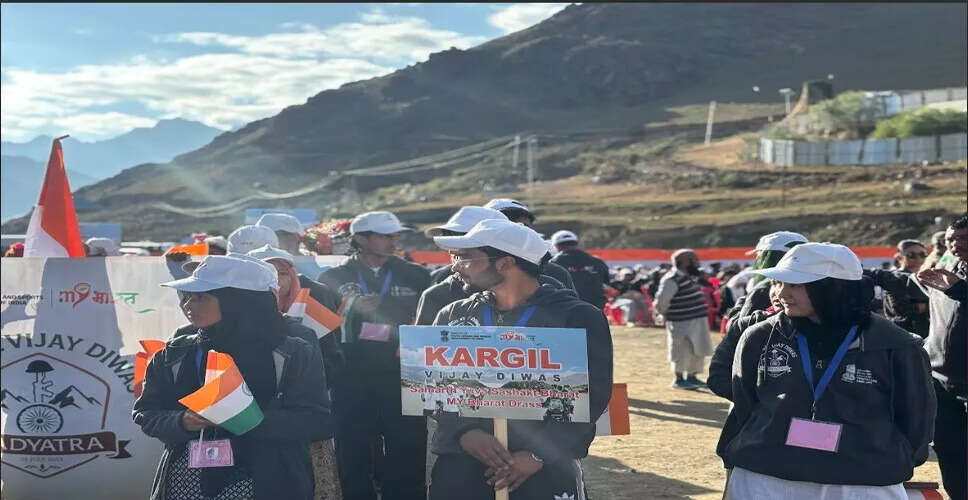 कारगिल विजय दिवस पर श्रद्धांजलि: शहीदों की बहादुरी को किया गया याद