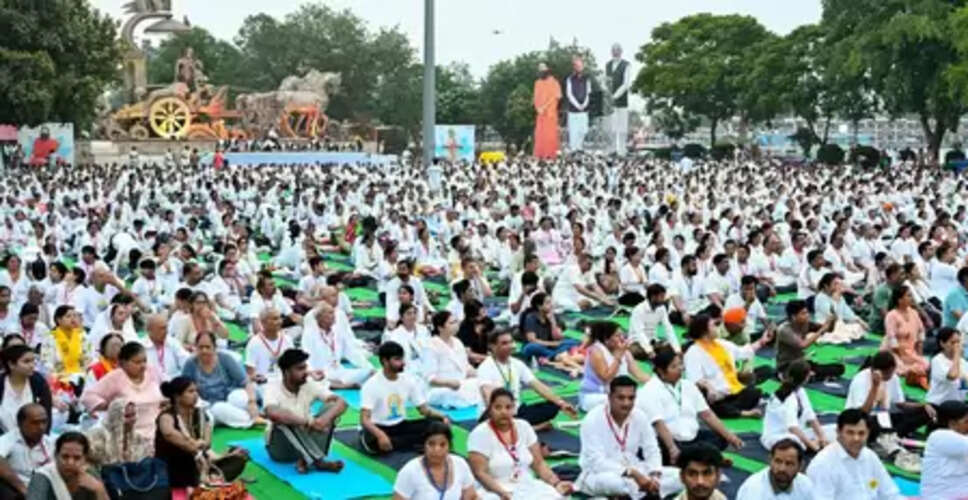 हरियाणा में 11वें अंतरराष्ट्रीय योग दिवस का उत्साह, कई जिलों में योगाभ्यास का आयोजन