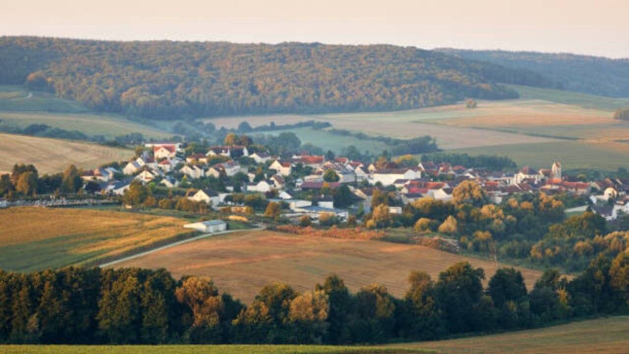 इंग्लैंड का अनोखा गांव: जहां समय थम गया है