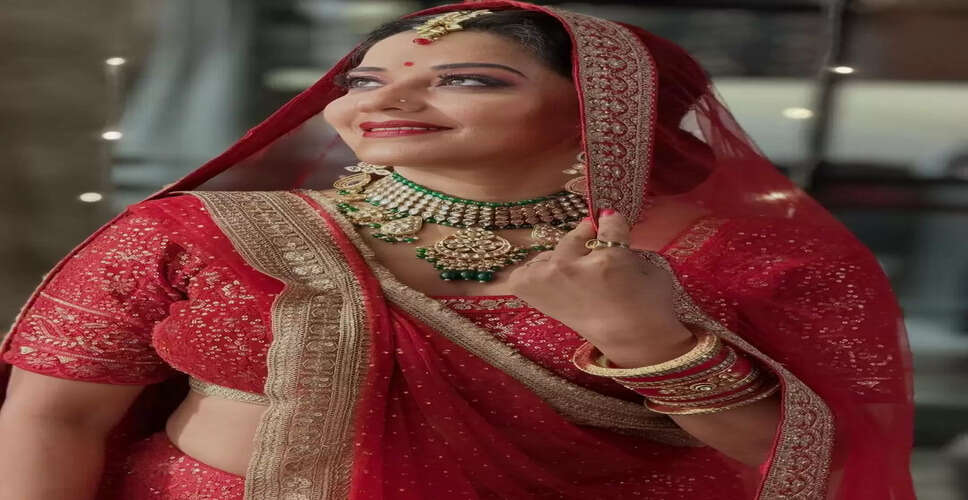 मोनालिसा ने इंस्टाग्राम पर लाल साड़ी में साझा की नई तस्वीरें