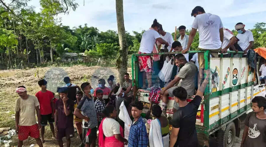 असम में बाढ़ प्रभावित परिवारों के लिए राहत की कमी और पुनर्निर्माण की चुनौतियाँ