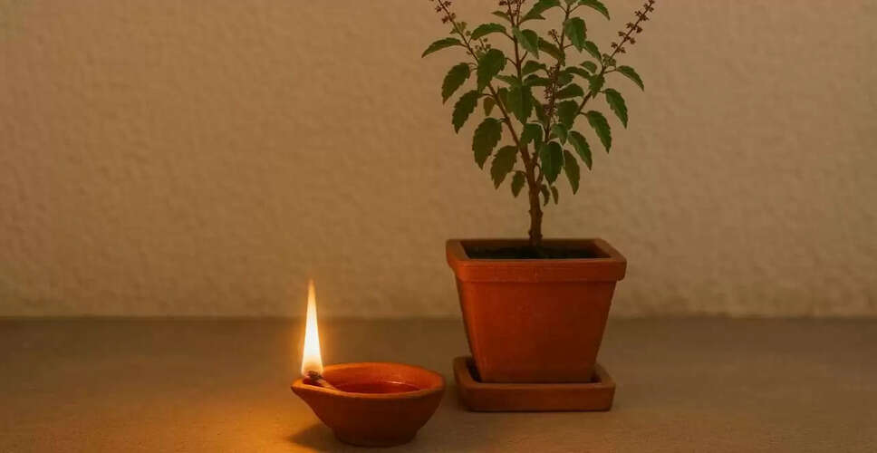 तुलसी पूजन दिवस 2025: दीपक जलाने के नियम और महत्व