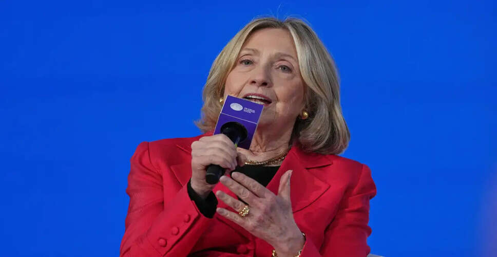 हिलेरी क्लिंटन की गुप्त सुनवाई में फोटो लीक, सुनवाई रोकी गई