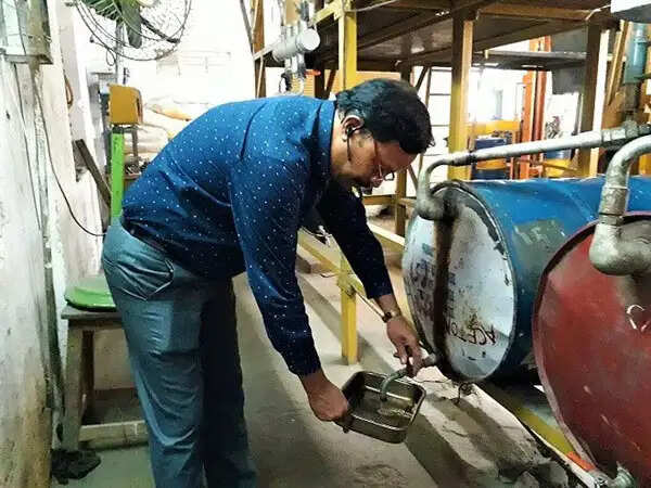 प्लास्टिक कचरे से पेट्रोल बनाने वाले इंजीनियर की अनोखी पहल