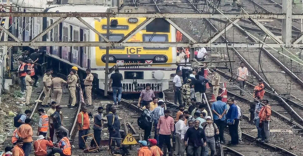 मुंबई लोकल ट्रेन सेवाओं में तकनीकी खराबी से यात्रियों को हुई परेशानी