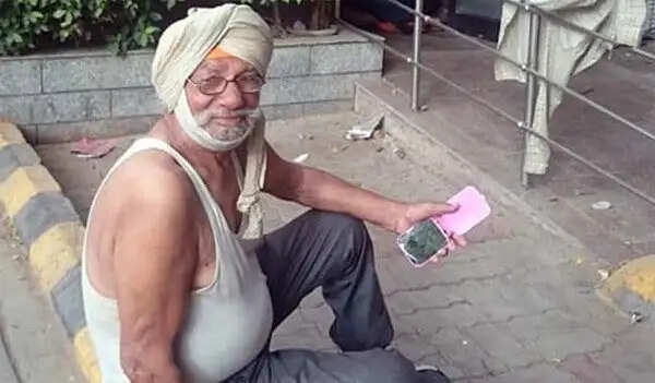 76 वर्षीय ऑक्सफोर्ड ग्रेजुएट की कहानी: सोशल मीडिया ने बदली जिंदगी