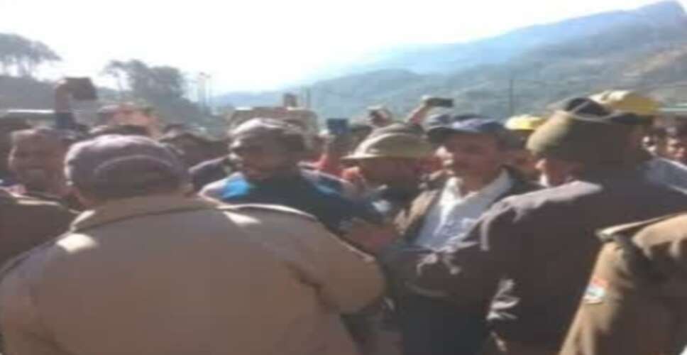 उत्तरकाशी हादसा : टनल में फंसे श्रमिकों के साथियों का प्रदर्शन, प्रशासन में मचा हड़कंप (लीड-1)