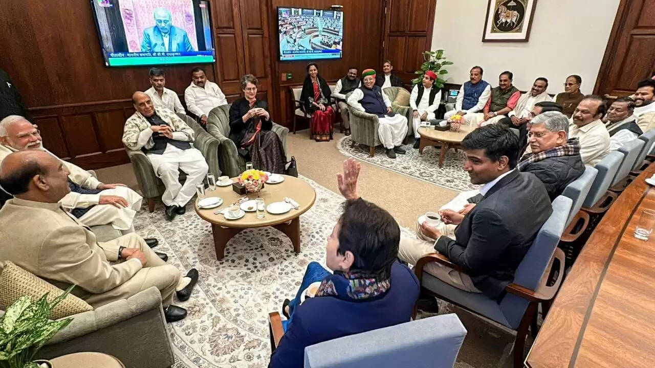 संसद में चाय पर नेताओं की अनौपचारिक बैठक, प्रियंका गांधी भी रहीं शामिल