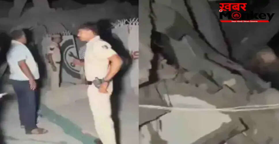 दिल्ली में पांच मंजिला इमारत गिरने से मची अफरा-तफरी, 12 लोगों का रेस्क्यू