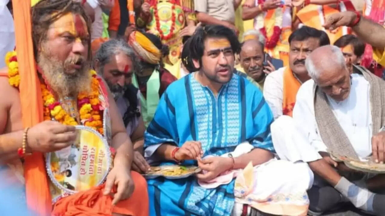 बागेश्वर बाबा की पदयात्रा: मथुरा में भव्य स्वागत की तैयारी