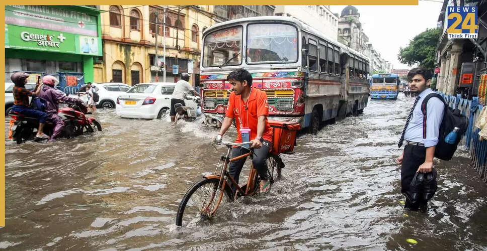 कोलकाता में भारी बारिश से जनजीवन प्रभावित, मेट्रो सेवाएं ठप
