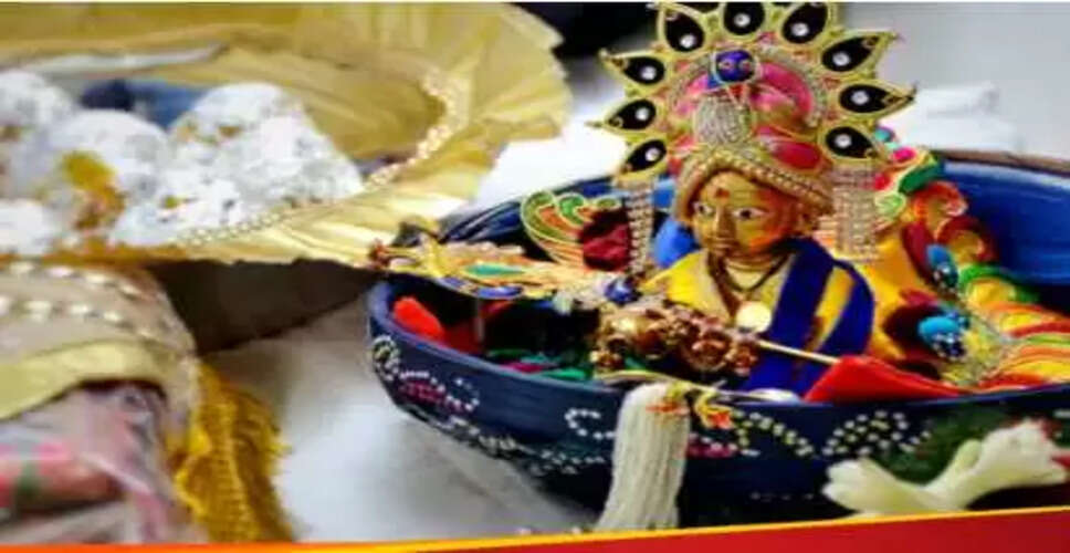 लड्डू गोपाल की सेवा: क्या उन्हें साथ ले जाना सही है?