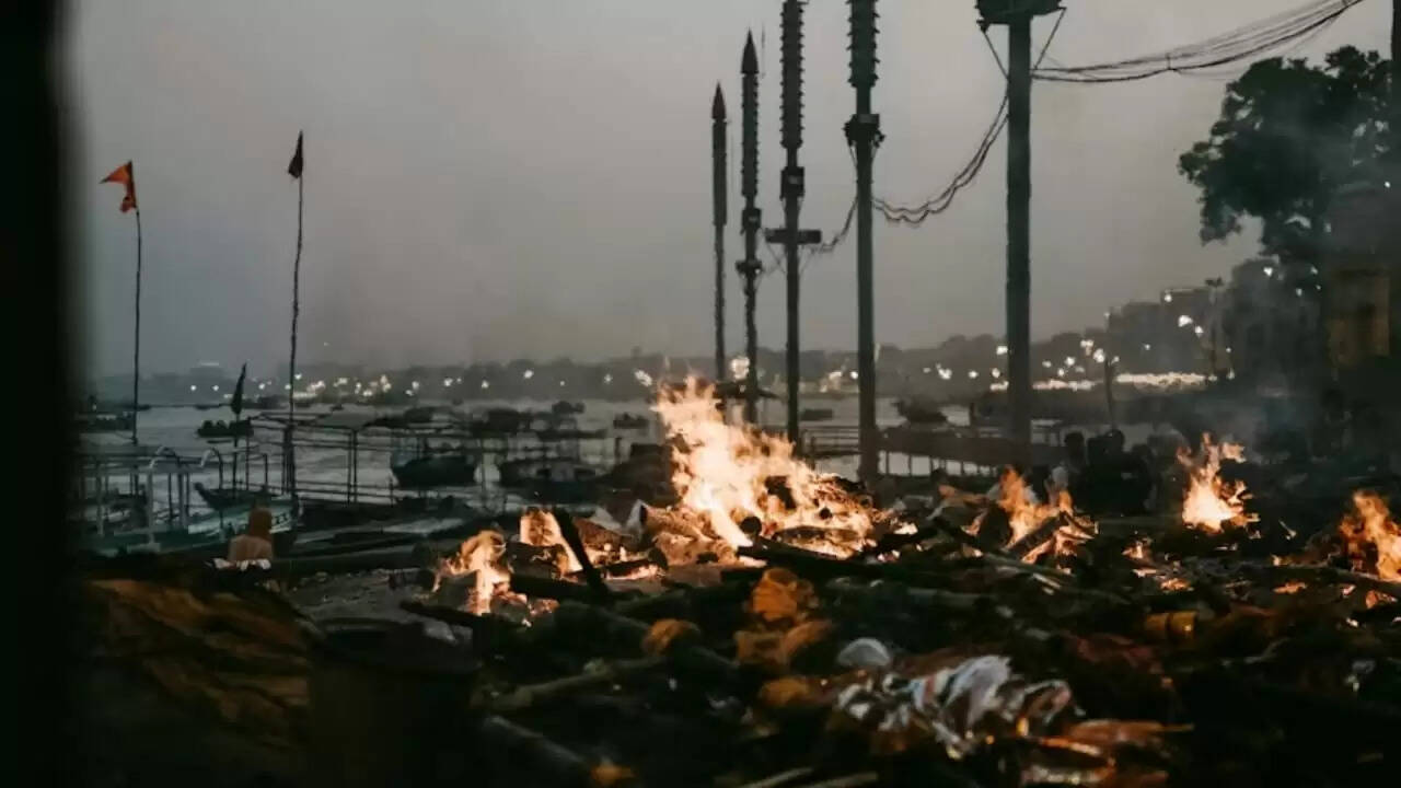 काशी में अंतिम संस्कार की अनोखी परंपरा: चिता की राख पर 94 अंक का रहस्य