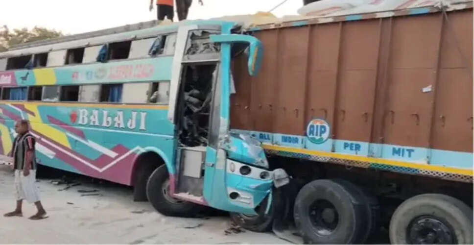 गुजरात में भीषण सड़क हादसे में 6 की मौत, 31 घायल