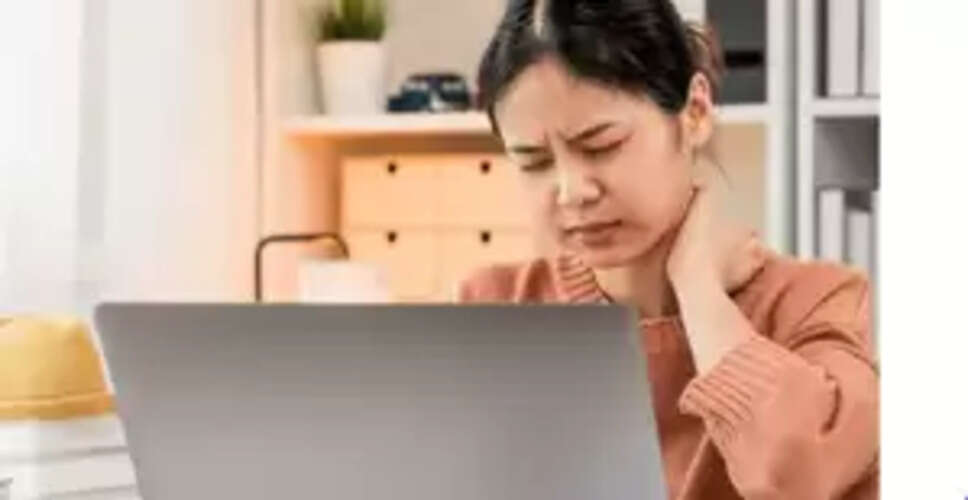 सीटिंग जॉब करने वालों को दर्द दे रहा सर्वाइकल