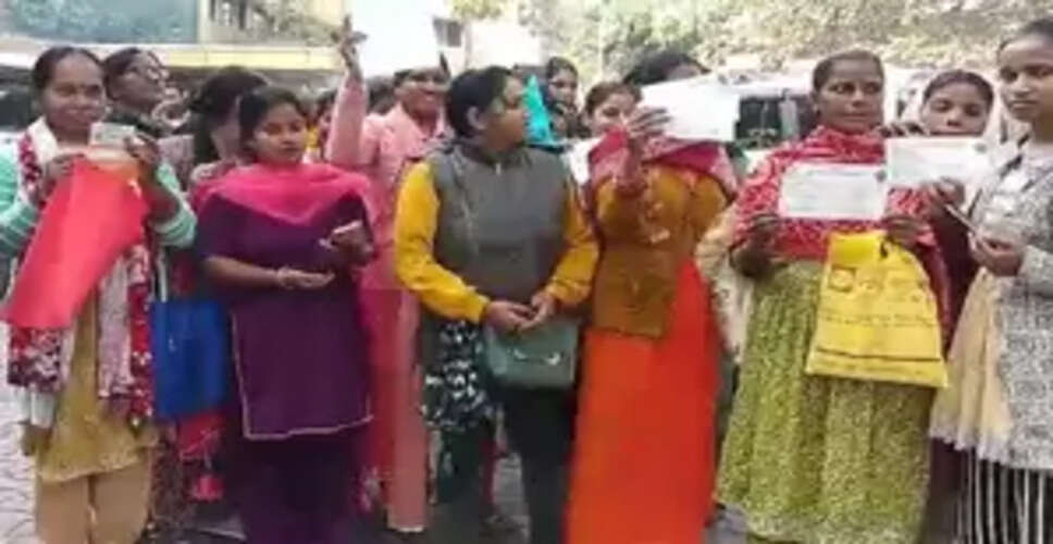 झारखंड : 'मईया सम्मान योजना' का पैसा नहीं मिलने से नाराज महिलाओं ने किया प्रदर्शन