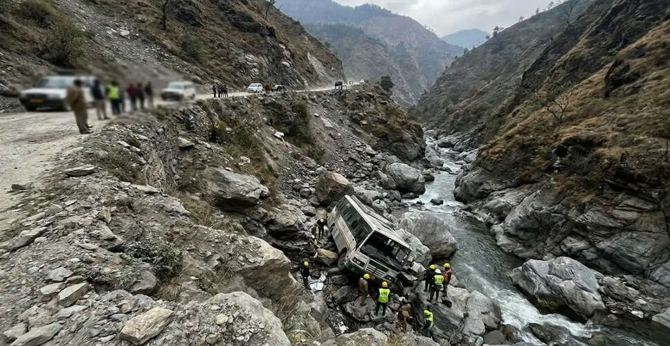उत्तराखंड में खाई में गिरी कार, तीन महिलाओं और चालक को सुरक्षित निकाला गया