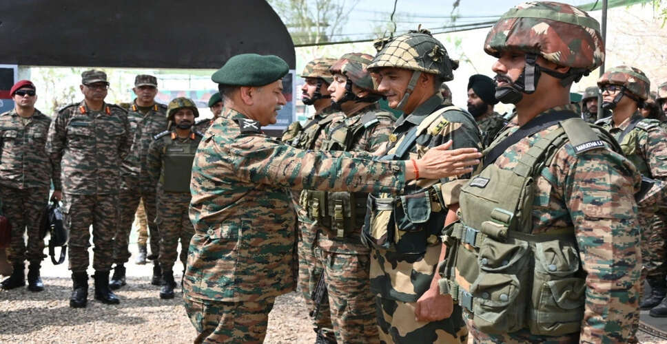 सेना प्रमुख जनरल द्विवेदी का जम्मू-कश्मीर में नियंत्रण रेखा का दौरा