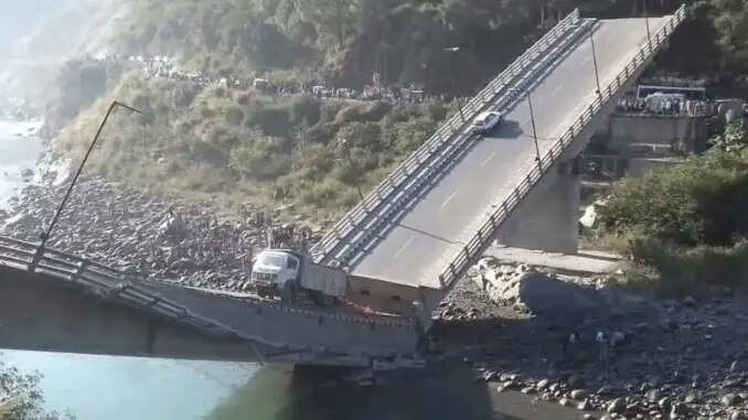 हिमाचल प्रदेश में लैंडस्लाइड से निर्माणाधीन पुल गिरा, स्थानीय लोगों को हुई कठिनाई