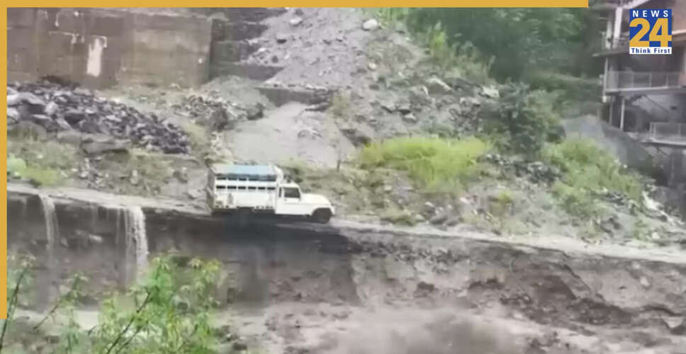 हिमाचल प्रदेश में बाढ़ से तबाही: मनाली-लेह हाईवे बंद, वैष्णो देवी यात्रा स्थगित