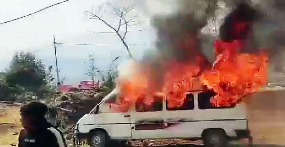 मणिपुर में हिंसा के बाद इंटरनेट सेवाएं निलंबित, कर्फ्यू लागू