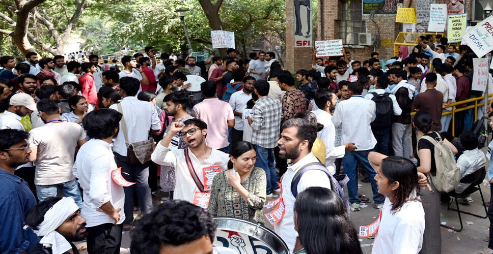 JNU में मोदी और शाह के खिलाफ छात्रों का विरोध प्रदर्शन