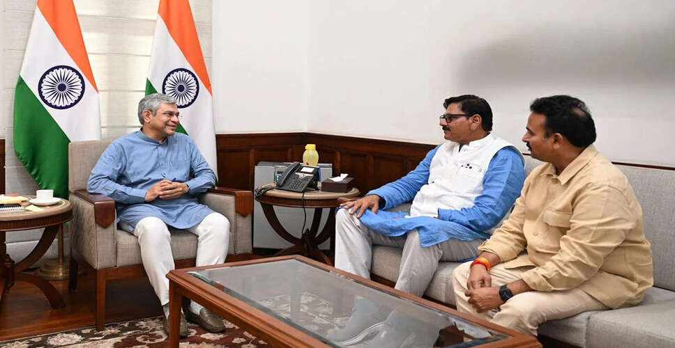 चोला रेलवे स्टेशन के विकास पर चर्चा: जेवर विधायक की रेल मंत्री से मुलाकात