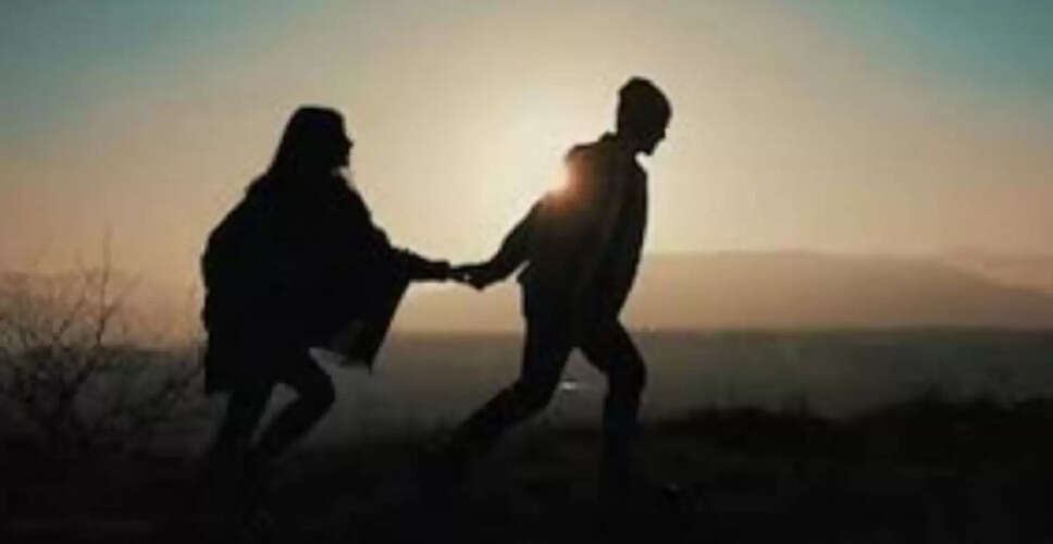 युवती को घर भेजने के लिए प्रेमी ने पुलिस को किया सौंपा