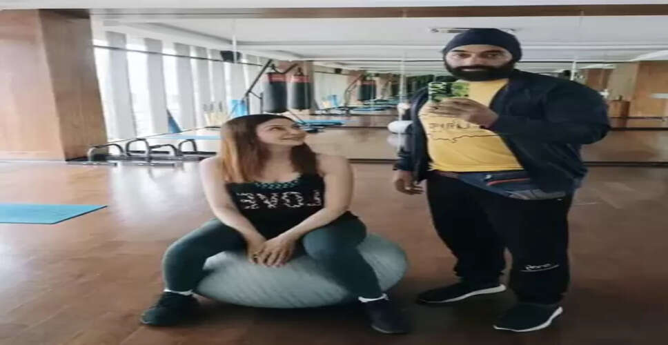 जिम ट्रेनर के साथ हंसी का ठहाका, स्विस बॉल से गिरी सौम्या टंडन