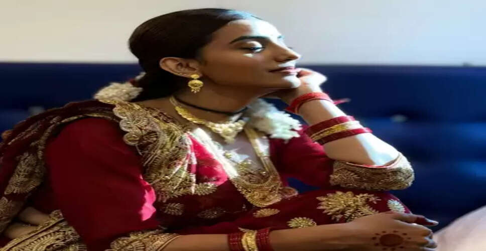 अक्षरा सिंह ने लाल जोड़े में दिखाया पारंपरिक अंदाज, फैंस बोले- 'बिलकुल दुल्हन लग रही हो'